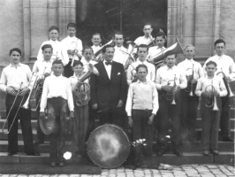 Unmittelbar nach dem Krieg fanden sich die Musiker in Stadtsteinach wieder zusammen. Unser Bild zeigt die Blaskapelle aus dem Jahr 1946 mit von links Alfred Stelzel, Andreas Hofmann, Rudi Baumgärtner, Siegmund Kremer, Edgar Zapf, Hans Ott, Hans Rupp, Rudolf Batzer, Kapellmeister Leopold Schott, zwei Aushilfsmusiker aus Kupferberg, Hans Kremer, Adam Schmidt, Max Schlemmer, Georg Spindler, Max Köhler, Fritz Korzendörfer und Adam Batzer