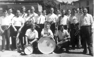 Die Blaskapelle Anfang der 50er Jahre, also noch vor der Gründung des Musikvereins. Stehend von links: Helmut Parschauer, Llaus Schmidt, Hans Bock, Max Baumgärtner, Erich Parschauer sen., Max Köhler, ein Aushilfs-Musikant aus Neuenmarkt, Josef Hohner, Franz Harbauer, Max Sesselmann, Hans Ramming, Manfred Konopka, zweis Aushilfen aus Marienweiher, Alfred Stölzel und Dirigent Hans Hohner, sowie vorne links: Robert Kolb, Manfred Poralla und Ludwig Kotschenreuther