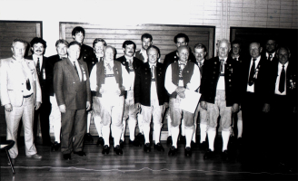 Festkommers zum 100. Jubiläum des Musikvereins in der Turnhalle der Volksschule Das Bild zeigt (von links) den 2. Vorsitzenden des Musikvereins SAN, Arnold Sesselmann, Bürgermeister Klaus Peter Söllner, Hans Geier, Schirmherrn Bezirkstagspräsident Edgar Sitzmann, Thomas Stark, Helmut Nagel, Jakob Hoffmann, Josef Witzgall, Fred Hennemann, Alfred Geier, Dirigent Karl-Heinz Hoffmann, Manfred Korkisch, Fritz Spindler, 2. Dirigent Max Baumgärtner, Marco Biedefeld, NBMB-Bezirksvorsitzenden Hans Welscher, den Vorsitzenden des Musikvereins, Manfred Biedefeld und NBMB-Kreisvorsitzenden Robert Hofmann.