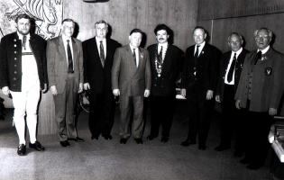 Empfang zum Bundesbezirksmusikfest 1990 Das Bild zeigt (von links) Vorsitzenden Manfred Biedefeld, Landtagsabgeordneten Walter Engelhardt, Landrat Herbert Hofmann, Schirmherrn Bezirkstagspräsident Edgar Sitzmann Bürgermeister Klaus Peter Söllner, NBMB-Bezirksvorsitzenden Hans Welscher, NBMB-Kreisvorsitzenden Robert Hofmann und seinen Stellvertreter Günter Franz.