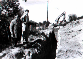 Verlegen von Kanal- und Versorgungsleitungen - Im Bild: Alfred Geier und Thomas Stark Im Bagger: Fred Hennemann