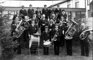 22 Musiker zählte die Blaskapelle des Musikvereins Stadtsteinach im Jahr 1990. Unser Bild zeigt die Aktiven zum Bundesbezirksmusikfest 1980; vorne von links: Lorenz Hertlein, Manfred Spindler, Andreas Köhler, Bernd Sesselmann, Thomas Geier und Dirigent Karl-Heinz Hofmann; dahinter: Josef Hohner, Josef Geyer, Manfred Korkisch, Max Baumgärtner, Erika Korkisch, Jakob Hofmann, Alfred Geier und Hans Geier sowie oben Rudi Baumgärtner, Winfried Bauerschmidt, Franz Ott, Michael Hofmann, Erich Hahn, Josef Witzgall, Bernhard Ott und Thomas Stark