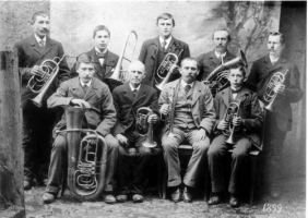 Das älteste Foto einer Blaskapelle aus Stadtsteinach stammt aus dem Jahre 1899. Unter anderem sind auf dem Bild zu erkennen in vorderster Reihe: Johann Hohner (Zweiter von links) und Stadttürmer Michael Hohner (Dritter von links)